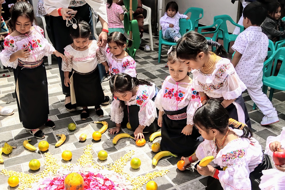 foto de niños y niñas de la casa de pensamiento intercultural